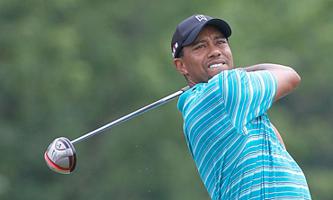 Tiger Woods multado por escupir en el green