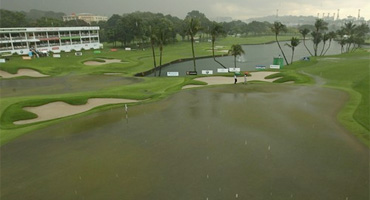 Adam Scott mantiene su ventaja, a falta de diez hoyos, tras la tormenta