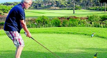 El doctor Vilches se relaja jugando al golf en Estoril