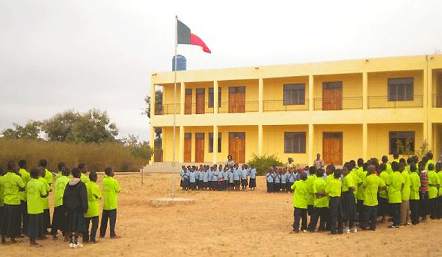 El golf pone su granito de arena para un colegio en África