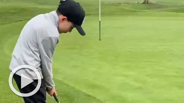 Los jóvenes genios con un palo de golf