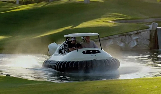 Un vehículo 'tierra-agua' prepara su desembarco en los campos de golf