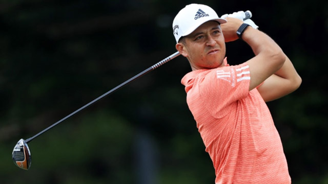 Xander Schauffele emerge entre la lluvia y el viento