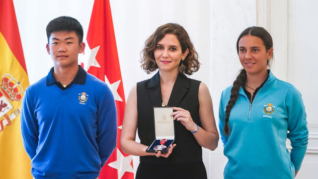 La presidenta Isabel Díaz Ayuso, Medalla al Mérito en Golf de la FGM