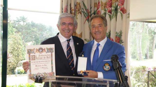 Gonzaga Escauriaza recibe la Medalla de Oro de la Federación Gallega de Golf