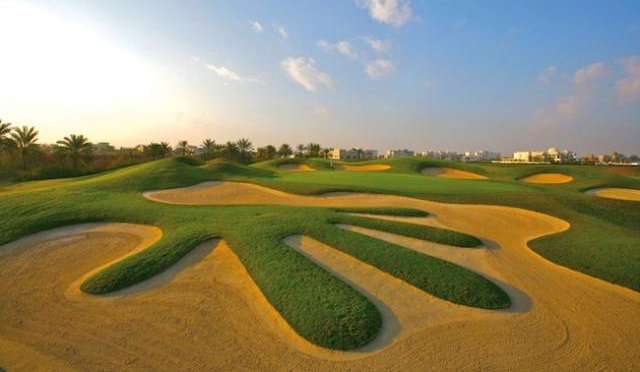 Golf en Emiratos Árabes, un oasis de calma en medio del desierto
