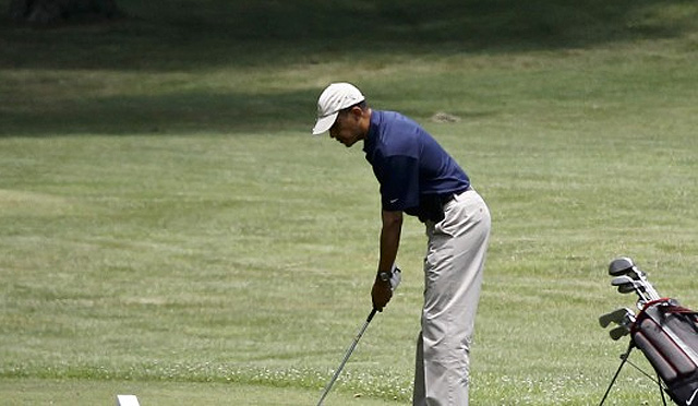 Barack Obama celebra su cumpleaños jugando al golf