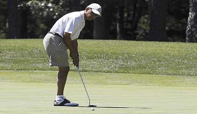 Obama inicia sus vacaciones con un palo de golf en las manos