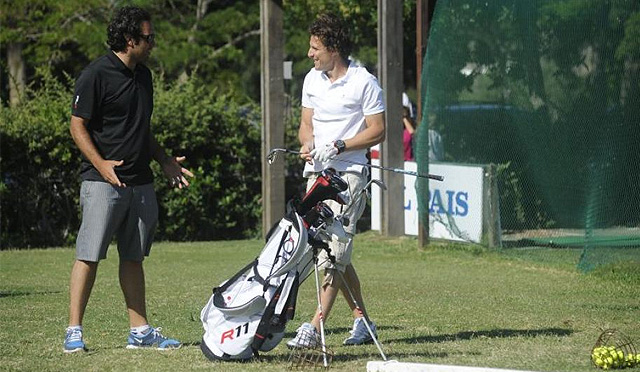 Antes de dar el 'Sí, quiero', Forlán su relaja jugando al golf