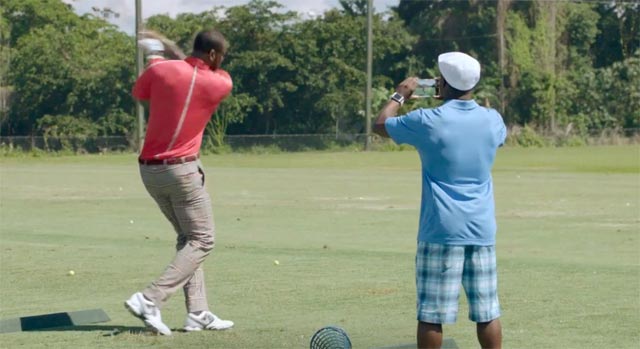 LeBron James sufre con el golf