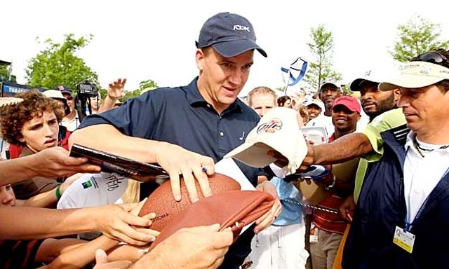 Payton Manning se relaja jugando al golf