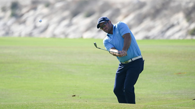 Ryan Fox se recupera a tiempo para liderar en Al Hamra Golf Club