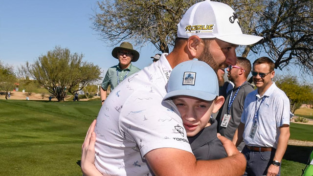 Jon Rahm comparte vivencias con un joven de pies zambos