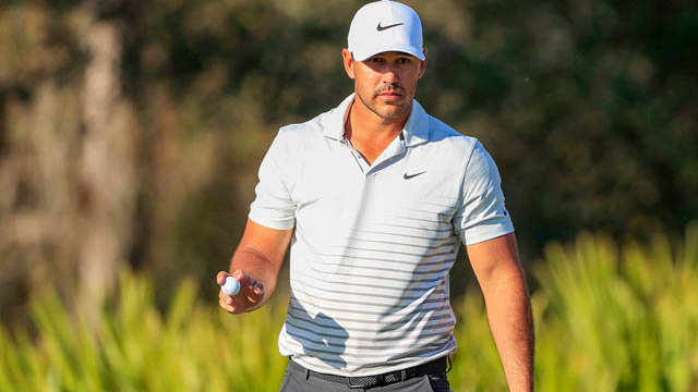 Brooks Koepka lidera entre caimanes