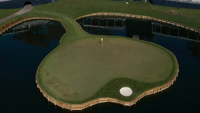 El hoyo 17 del TPC Sawgrass, el espectáculo del golf