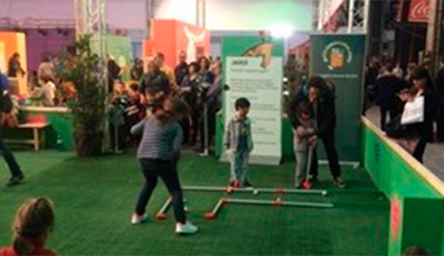 Miles de niños descubren el golf en el Salón de la Infancia