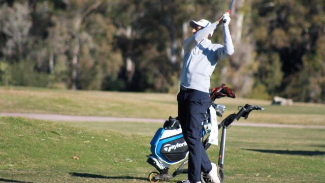 Javier Barcos alcanza el liderato en Atalaya Golf