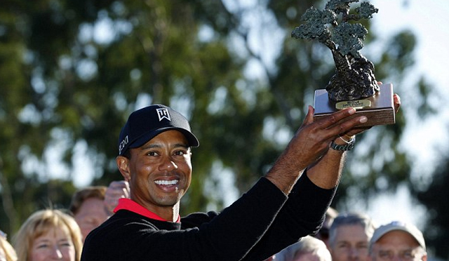 Tiger Woods da su primer 'zarpazo' de la temporada