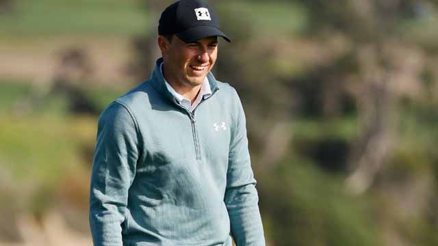 Jordan Spieth lidera, y sonríe, en la península de Monterrey