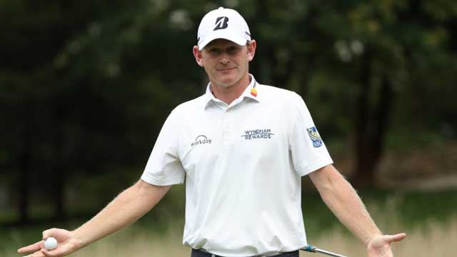 Snedeker se matiene líder en un torneo suspendido