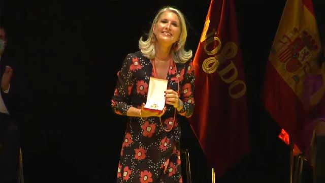 Claudia Hernández, recibe la “Medalla de Sevilla 2021”