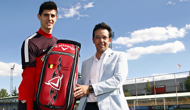 Thibaut Courtois cambio los guantes por los palos de golf