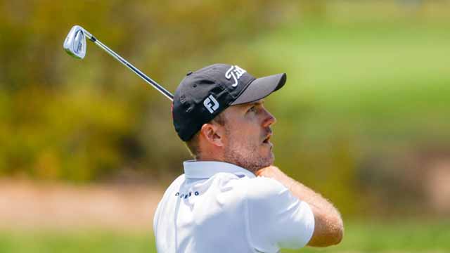 Russell Henley y Louis Oosthuizen lideran tras la niebla