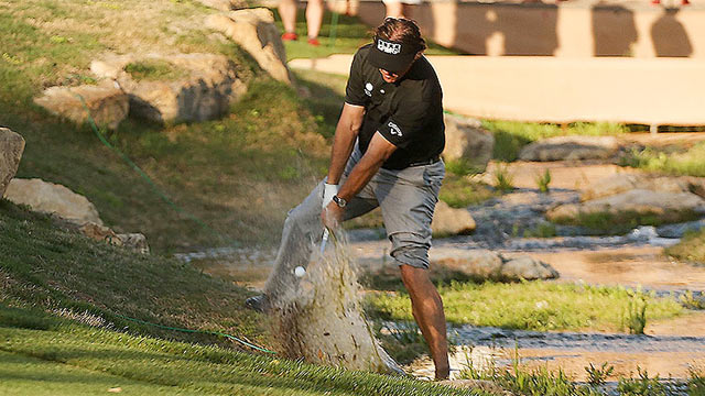 Mickelson pasa el corte con drama en el 18