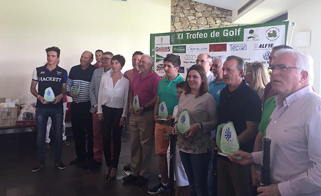 La policia local de Albacete juega al golf por una buena causa