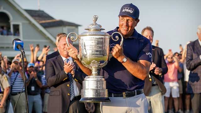 Phil Mickelson hace historia en Kiawah Island