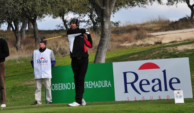 Carlos Aguilar supera al viento y a sus rivales en la primera jornada