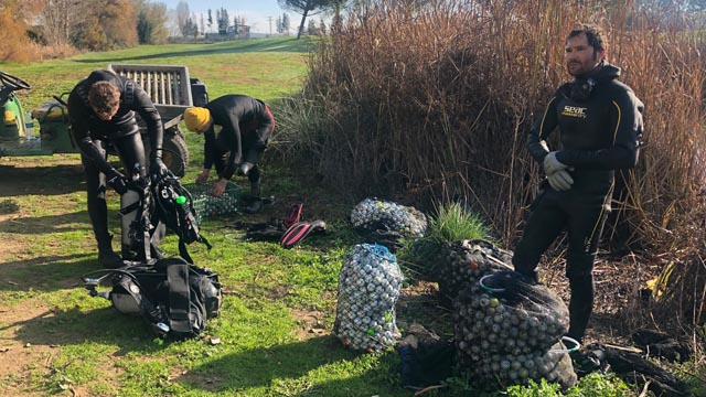 Buzos profesionales recuperan cerca de 10.000 bolas de los lagos de Palomarejos Golf