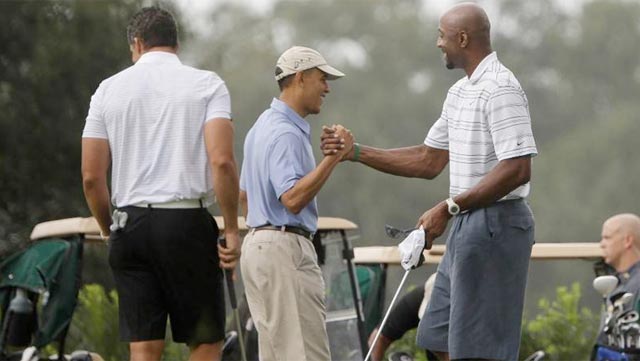 Obama se divierte jugando al golf en Florida