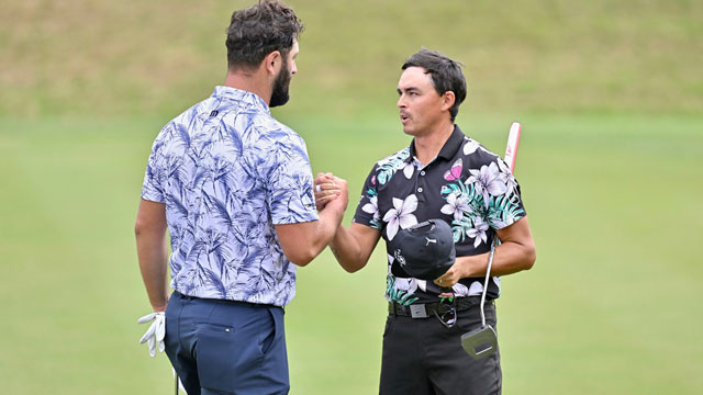 Jon Rahm cae en su enfrentamiento con Rickie Fowler