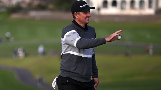 Justin Rose surge de las sombras para liderar en Pebble Beach