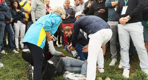 La espectadora que recibió un bolazo de Koepka en la Ryder pierde el ojo