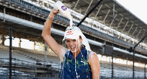 Baño en leche para consagrar a Lexi Thompson