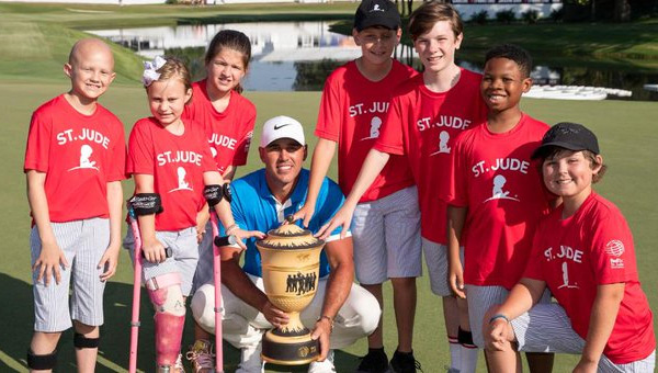 Brooks Koepka trofeo WGC FedEx St. Jude Invitational