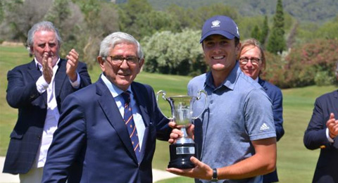 Carlos Alejandro Garre presume de galones y de título de campeón de España