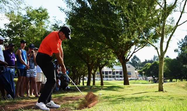 Schwartzel afianza con su vuelta el liderato