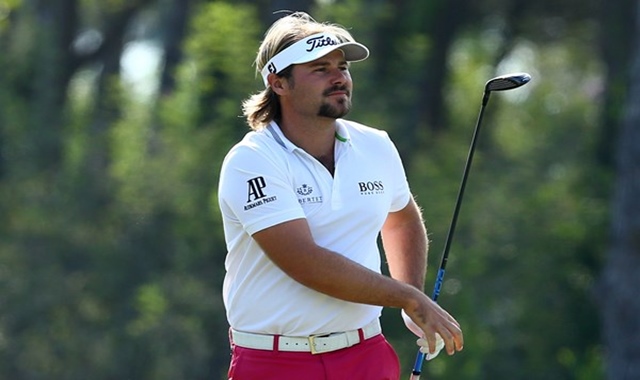 Dubuisson mete presión al llegar al liderato