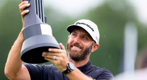 Dustin Johnson sonríe en el playoff