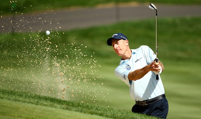 Jim Furyk pasa al ataque en Akron