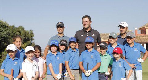 Jon Rahm, con los niños en Guadiaro