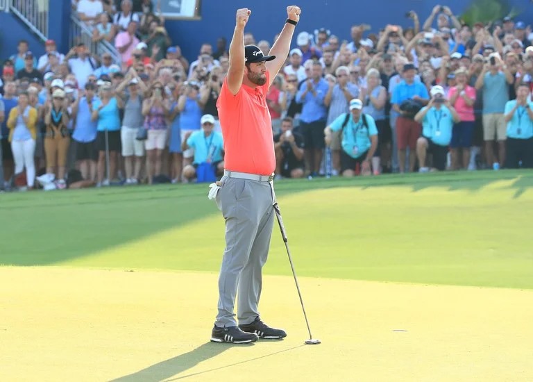 Jon Rahm celebrando el triunfo en Dubai