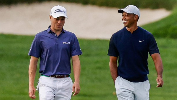 Justin Thomas con Tiger Woods en la primera ronda