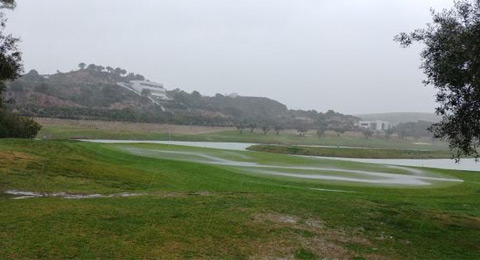 La lluvia y el mal tiempo afean y suspenden la jornada en Cádiz
