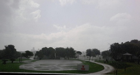 La lluvia deslució el inicio del ProAm en El Saler