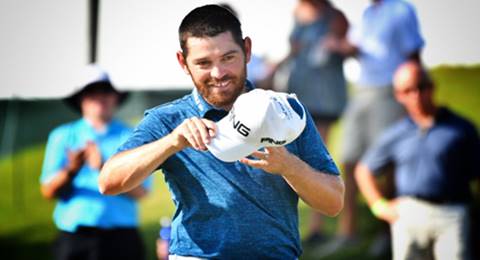 Louis Oosthuizen se consolida en el día del movimiento