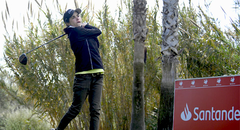 María Hernández manda en la tabla en Lauro Golf